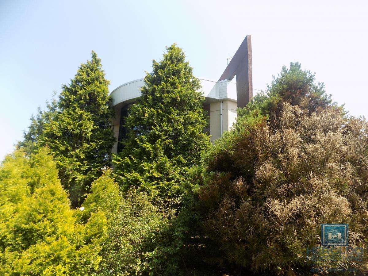 Izdajemo opremljenu poslovnu zgradu sa sedam kancelarija 16