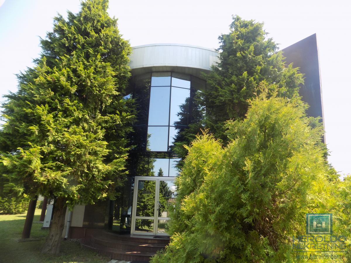 Izdajemo opremljenu poslovnu zgradu sa sedam kancelarija 17