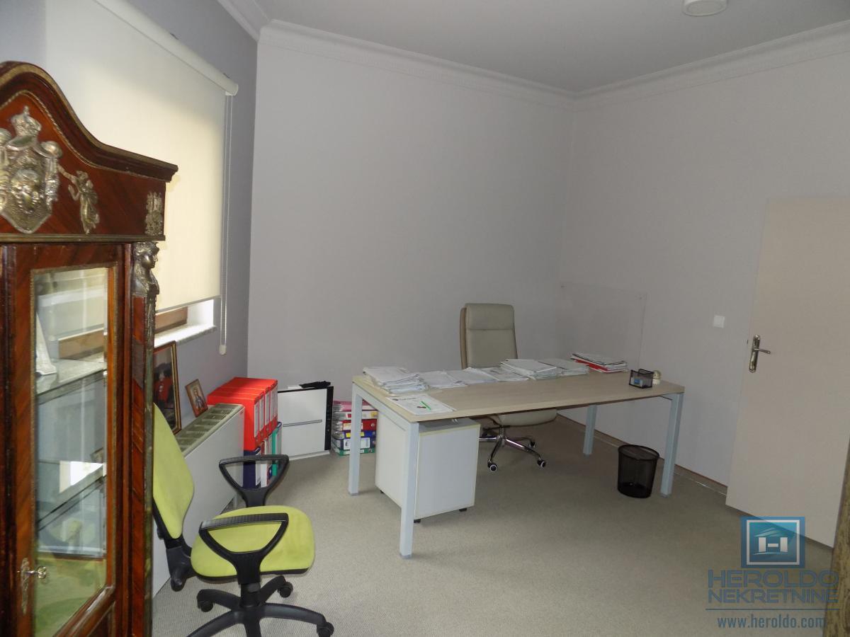 Izdajemo opremljenu poslovnu zgradu sa sedam kancelarija 29