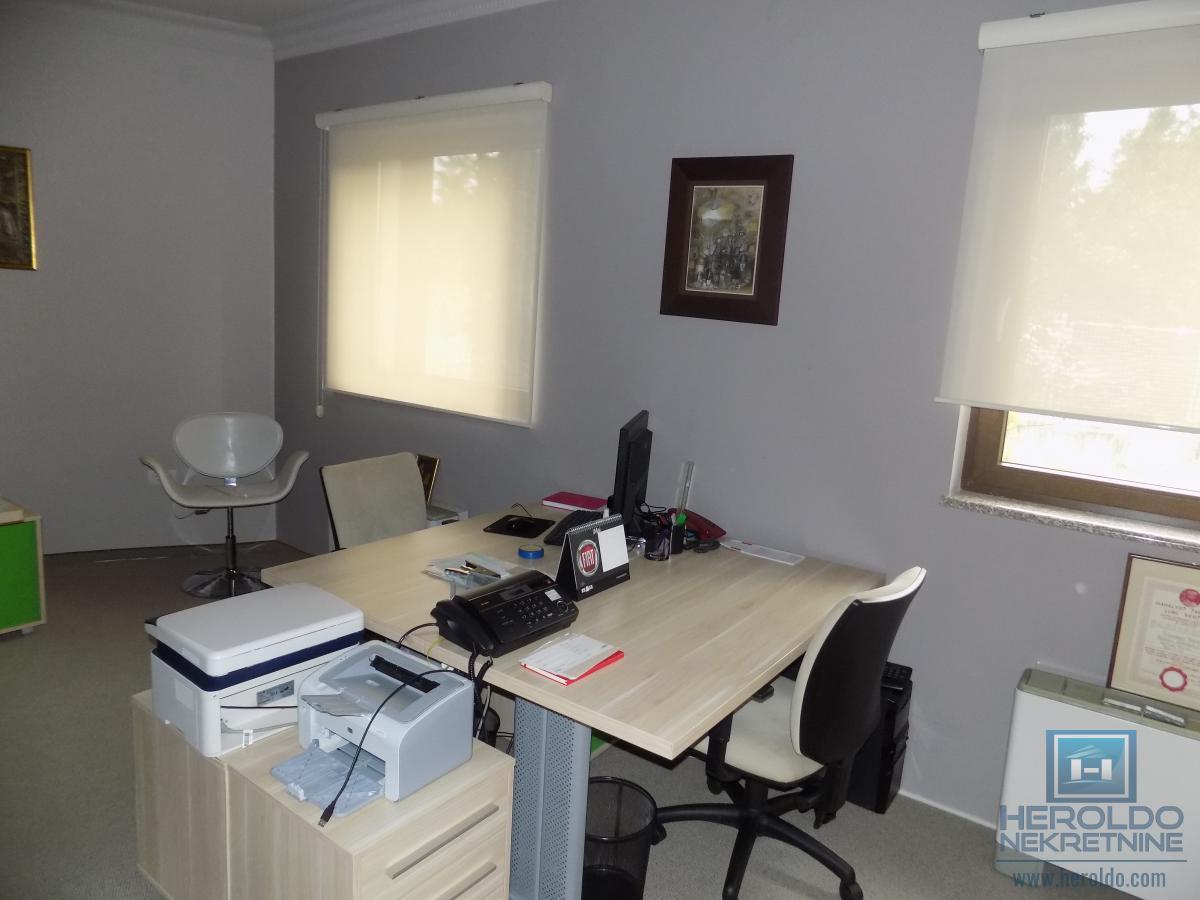 Izdajemo opremljenu poslovnu zgradu sa sedam kancelarija 30