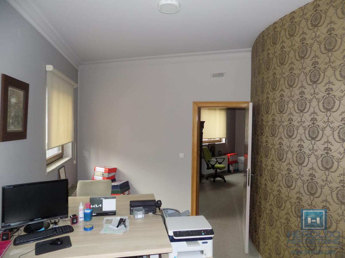 Izdajemo opremljenu poslovnu zgradu sa sedam kancelarija 32