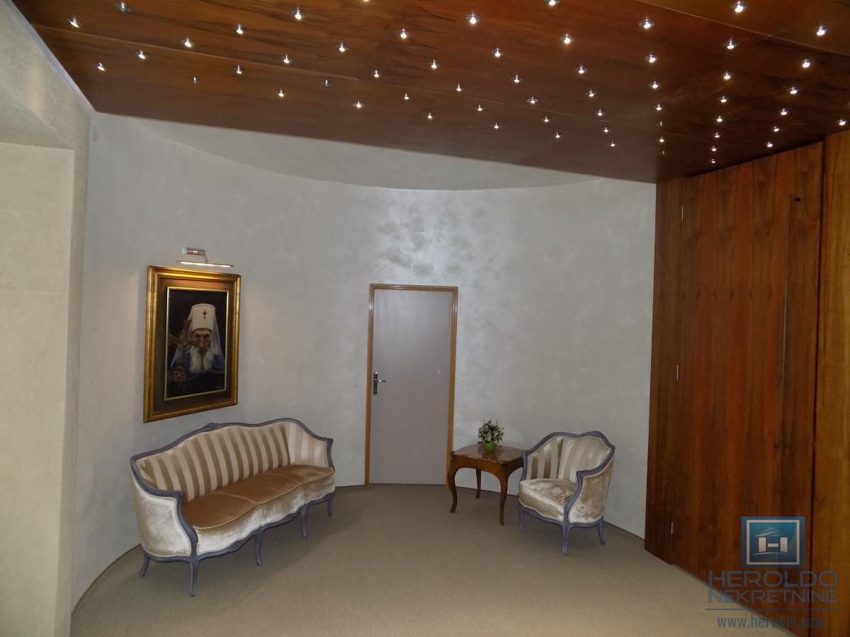 Izdajemo opremljenu poslovnu zgradu sa sedam kancelarija 33