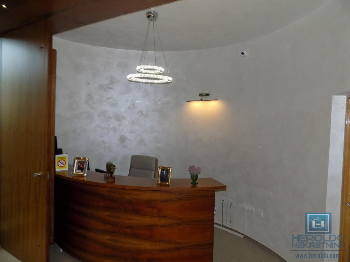 Izdajemo opremljenu poslovnu zgradu sa sedam kancelarija 34
