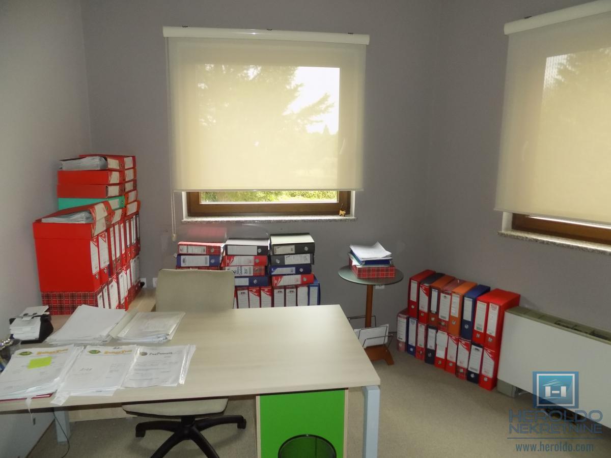 Izdajemo opremljenu poslovnu zgradu sa sedam kancelarija 35
