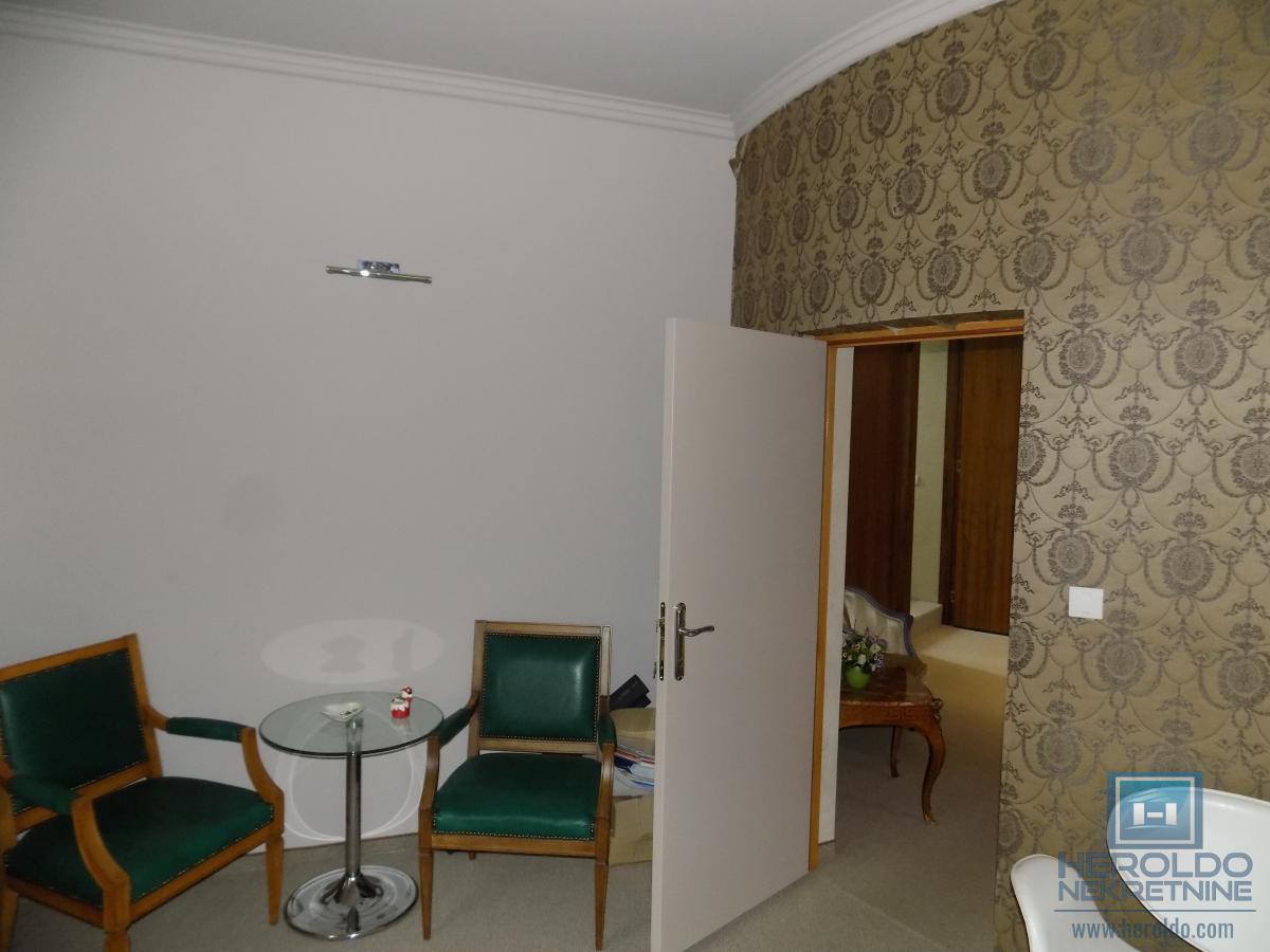 Izdajemo opremljenu poslovnu zgradu sa sedam kancelarija 36