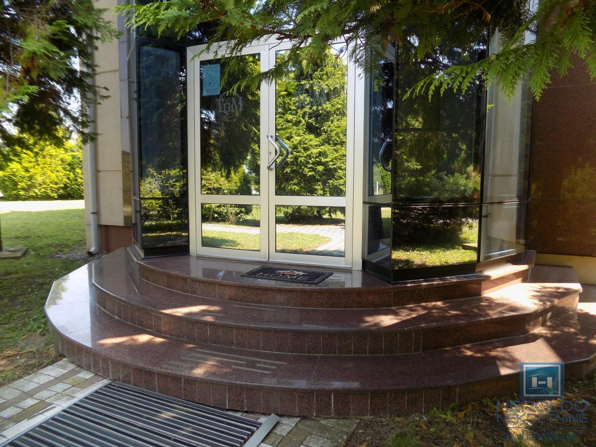 Izdajemo opremljenu poslovnu zgradu sa sedam kancelarija 19