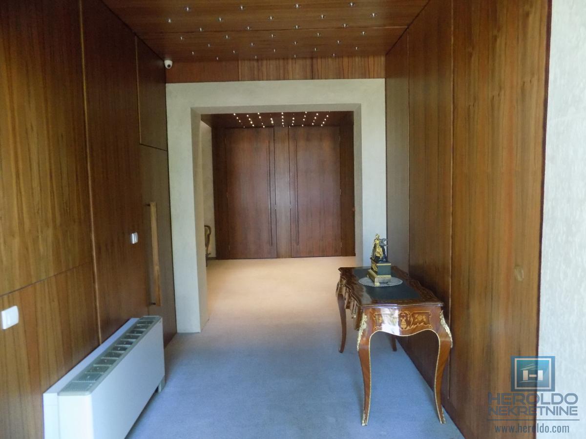 Izdajemo opremljenu poslovnu zgradu sa sedam kancelarija 20