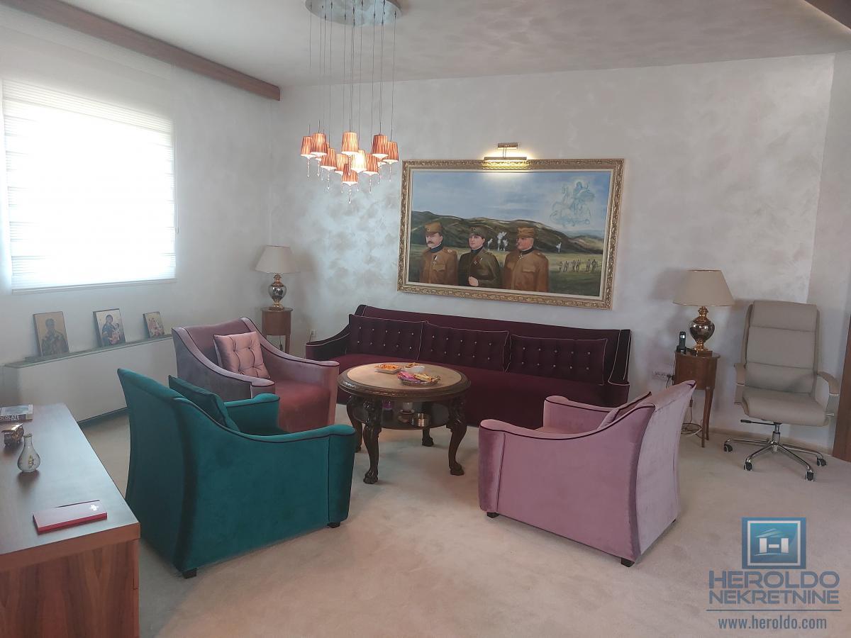 Izdajemo opremljenu poslovnu zgradu sa sedam kancelarija 2