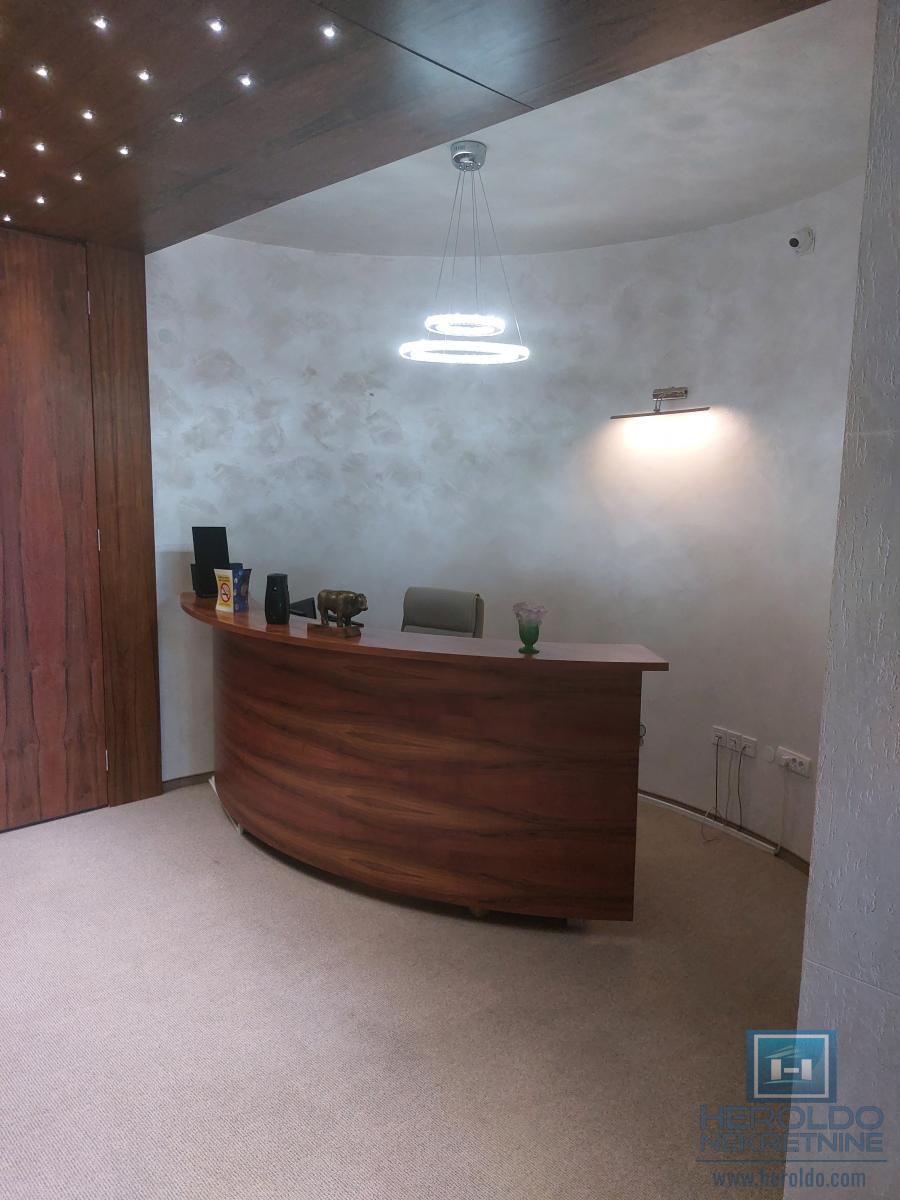 Izdajemo opremljenu poslovnu zgradu sa sedam kancelarija 3