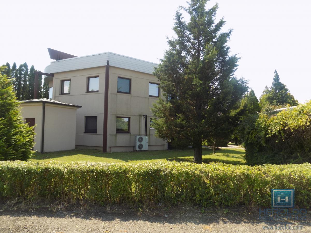 Izdajemo opremljenu poslovnu zgradu sa sedam kancelarija 5