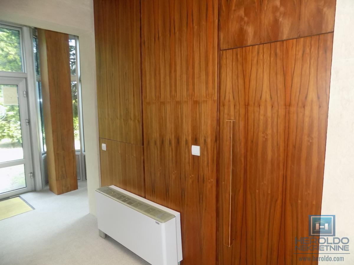 Izdajemo opremljenu poslovnu zgradu sa sedam kancelarija 53