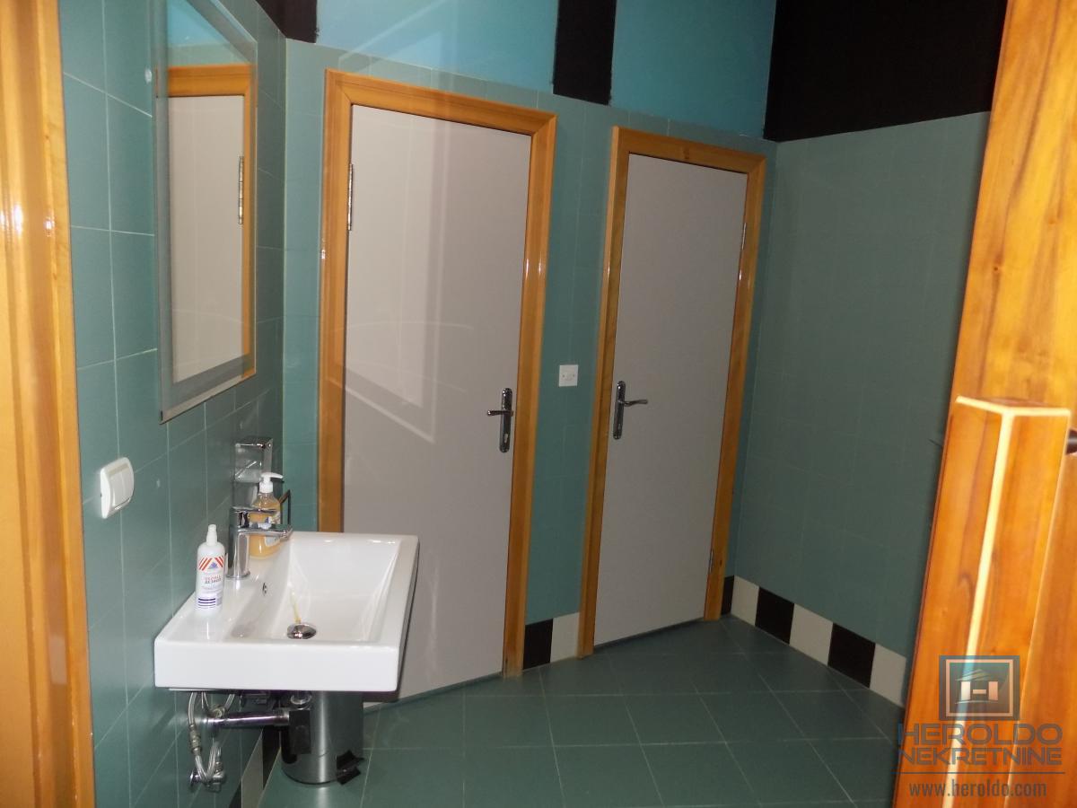 Izdajemo opremljenu poslovnu zgradu sa sedam kancelarija 54