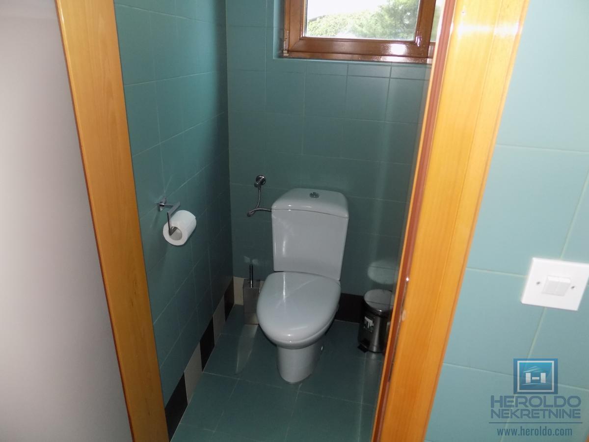 Izdajemo opremljenu poslovnu zgradu sa sedam kancelarija 55