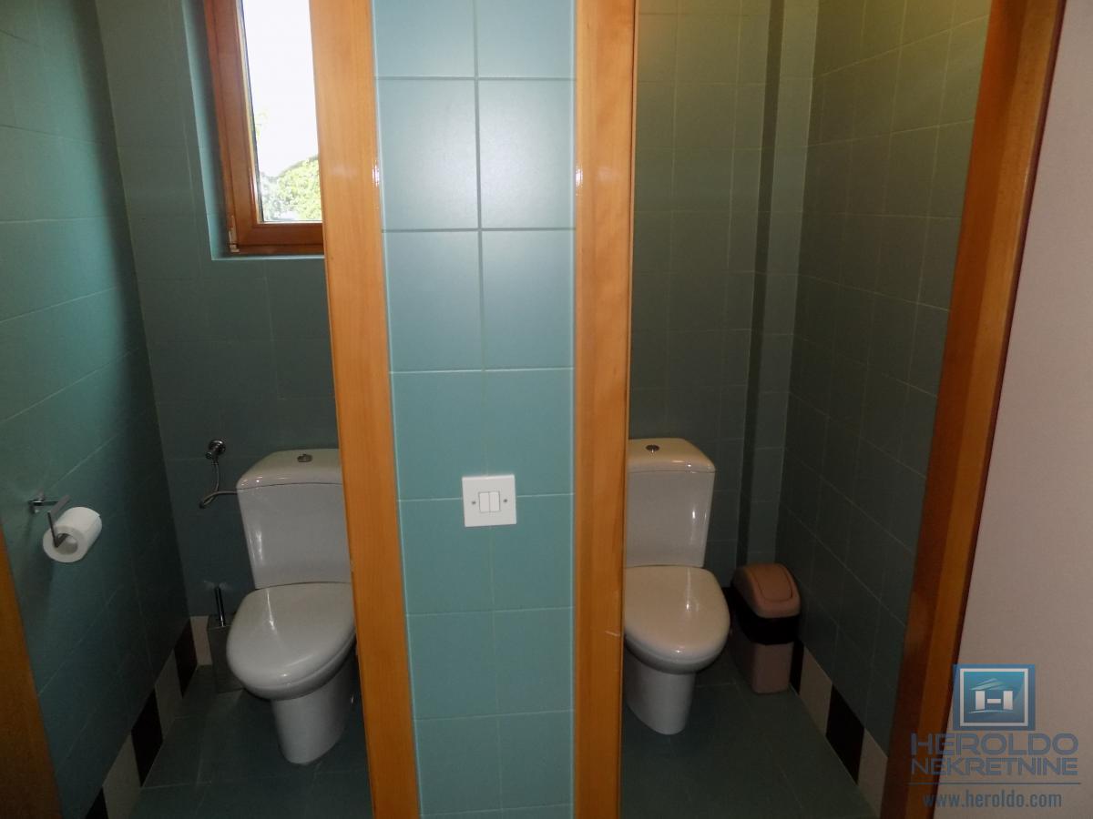 Izdajemo opremljenu poslovnu zgradu sa sedam kancelarija 56