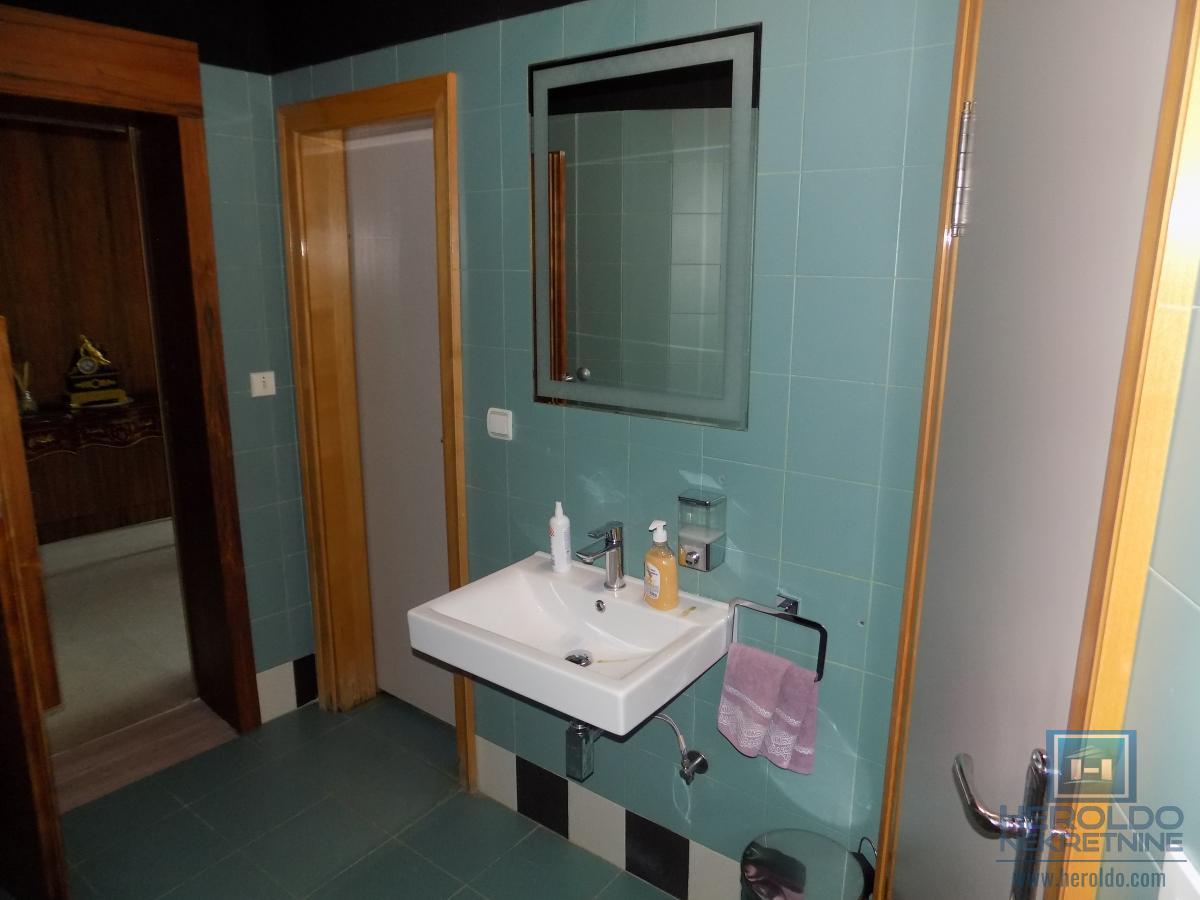 Izdajemo opremljenu poslovnu zgradu sa sedam kancelarija 57