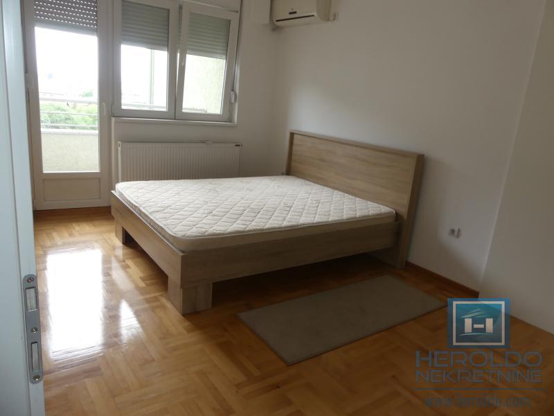 Komforan četvorosoban stan u Plavuši, Jagodina 24