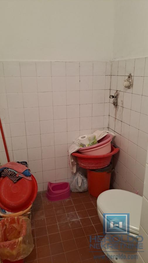 Komforan, namešten, dvosoban stan na Pivari 12