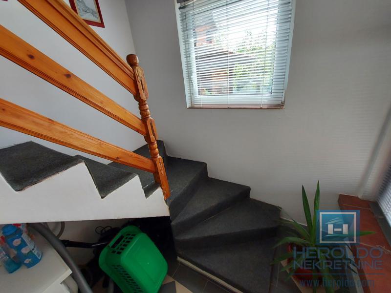 Komforna kuća od 100m2 u Rakitovu 10