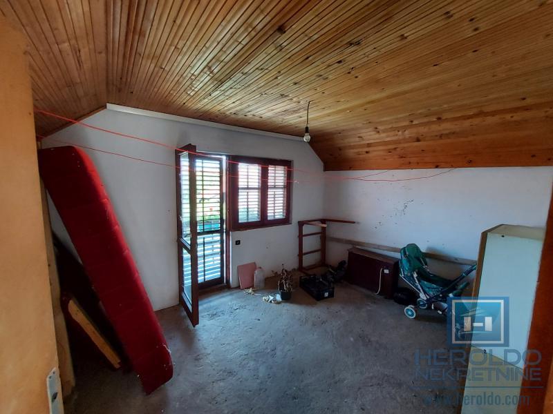 Komforna kuća od 100m2 u Rakitovu 17