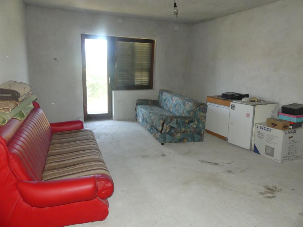 Komforna prostrana kuća 10