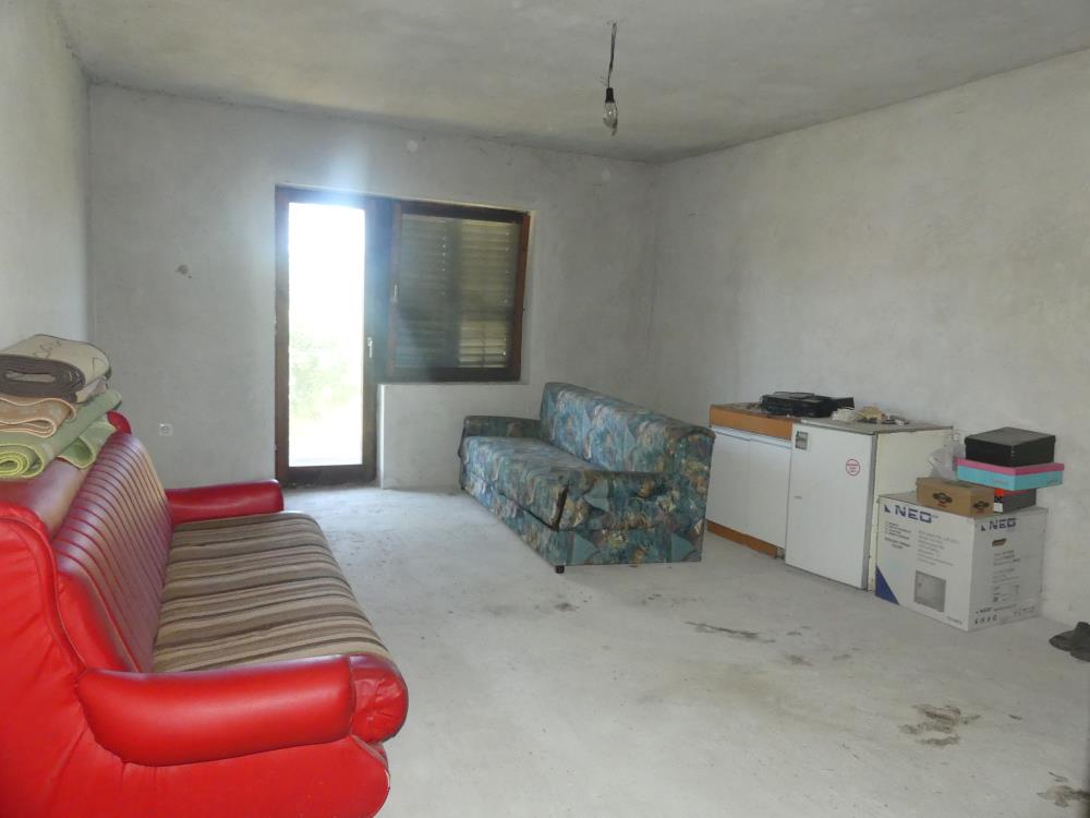 Komforna prostrana kuća 13