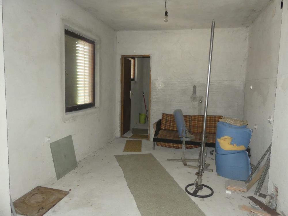 Komforna prostrana kuća 14