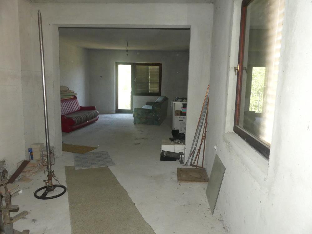 Komforna prostrana kuća 16