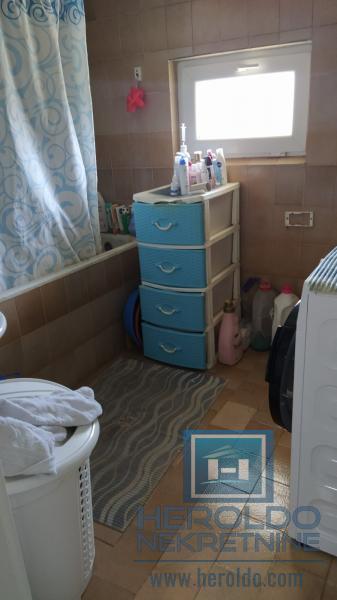 Kompletno renovirana kuća, Kolonija 26