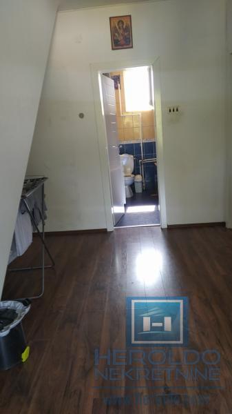 Kompletno renovirana kuća, Kolonija 4