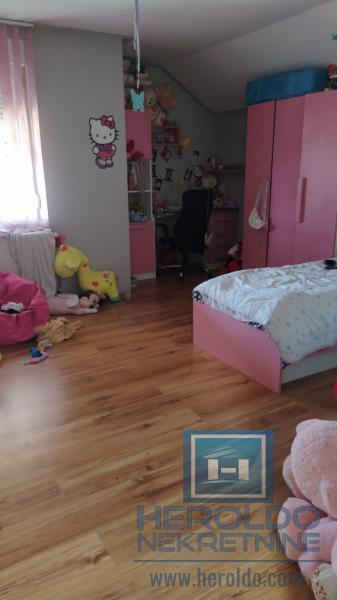 Kompletno renovirana kuća, Kolonija 17