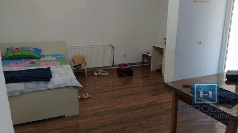 Kompletno renovirana kuća, Kolonija 18