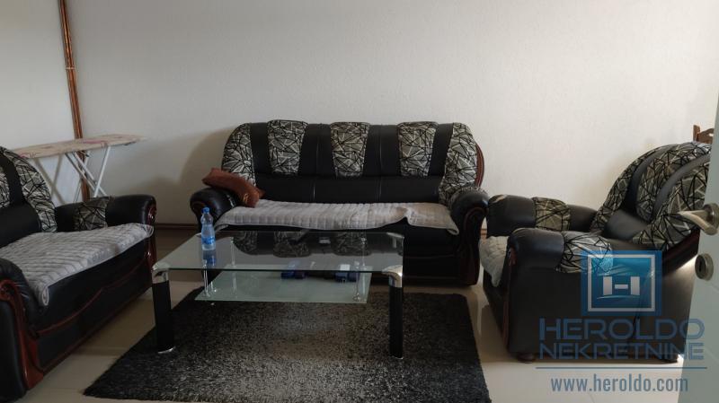 Kompletno renovirana kuća, Kolonija 19