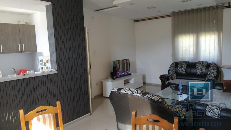 Kompletno renovirana kuća, Kolonija 21