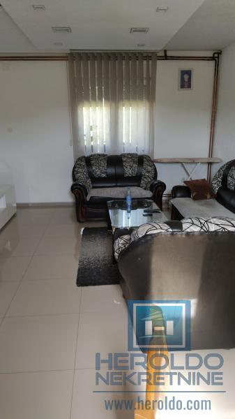 Kompletno renovirana kuća, Kolonija 23