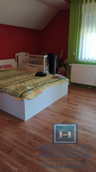 Kompletno renovirana kuća, Kolonija 24