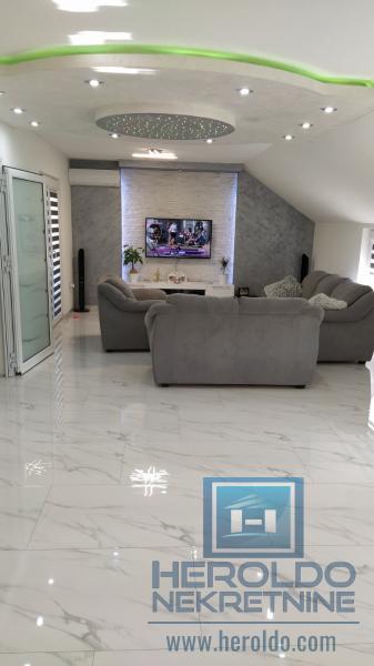 Kompletno renovirana kuća, Kolonija 10