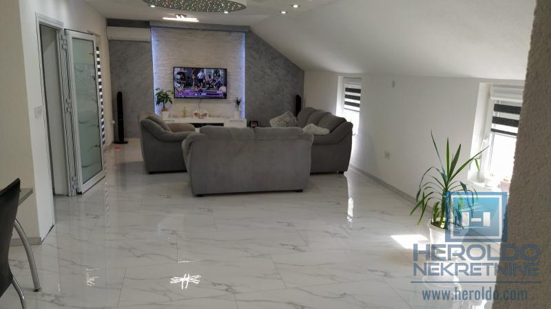 Kompletno renovirana kuća, Kolonija 12