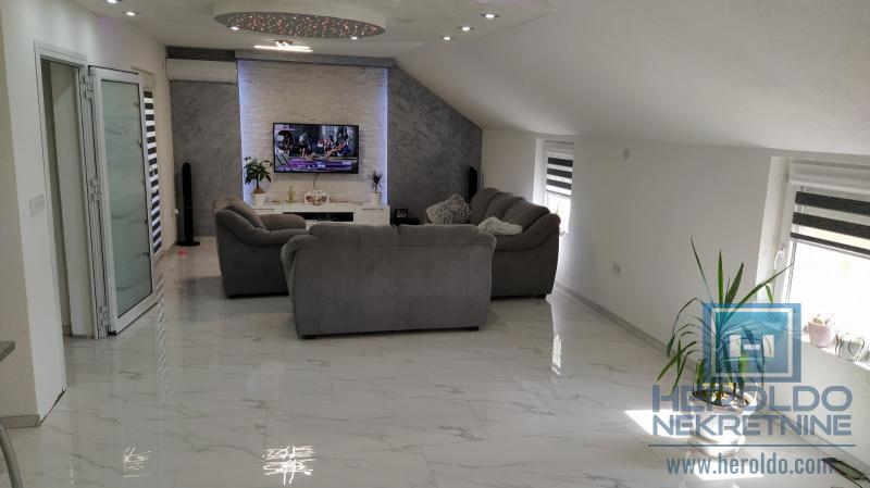 Kompletno renovirana kuća, Kolonija 14