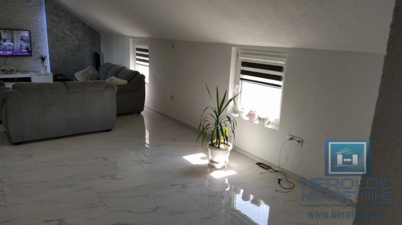 Kompletno renovirana kuća, Kolonija 16