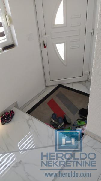 Kompletno renovirana kuća, Kolonija 6