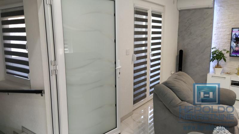 Kompletno renovirana kuća, Kolonija 9