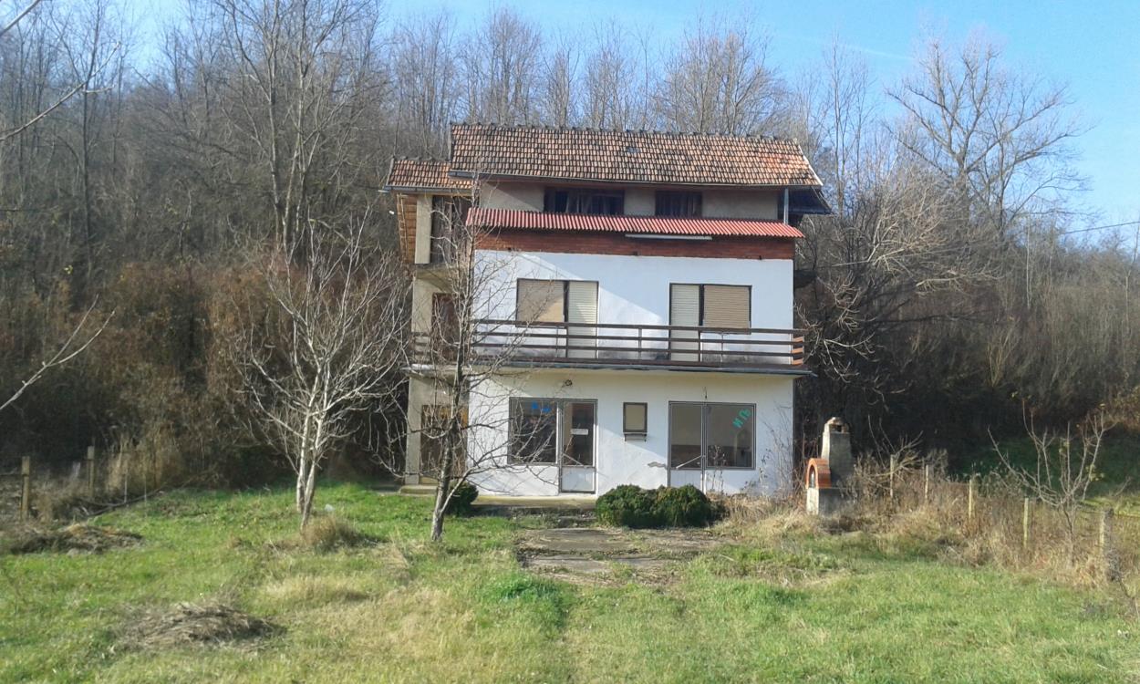 Kuća na 700 metara od Loćike 1