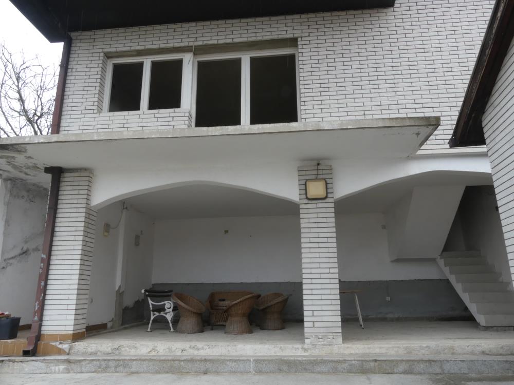 Kuća na fenomenalnoj lokaciji 3