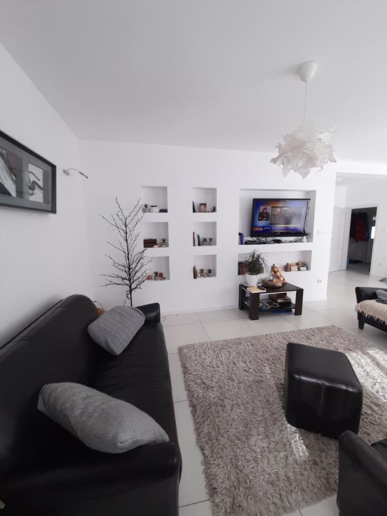 Kuća na odličnoj lokaciji, širi centar 10