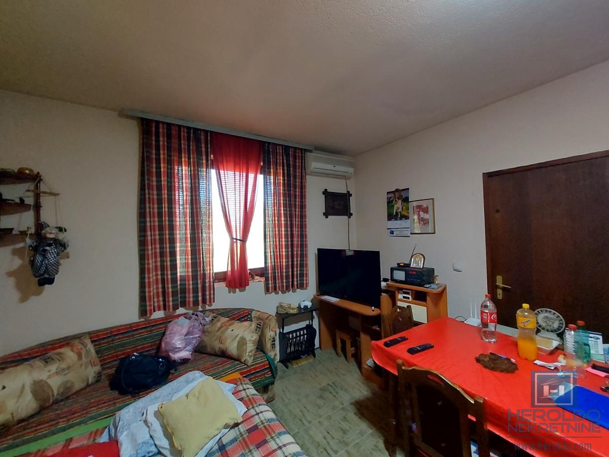 Kuća od 120m2 u naselju Kupusara na 7.39a placa 18