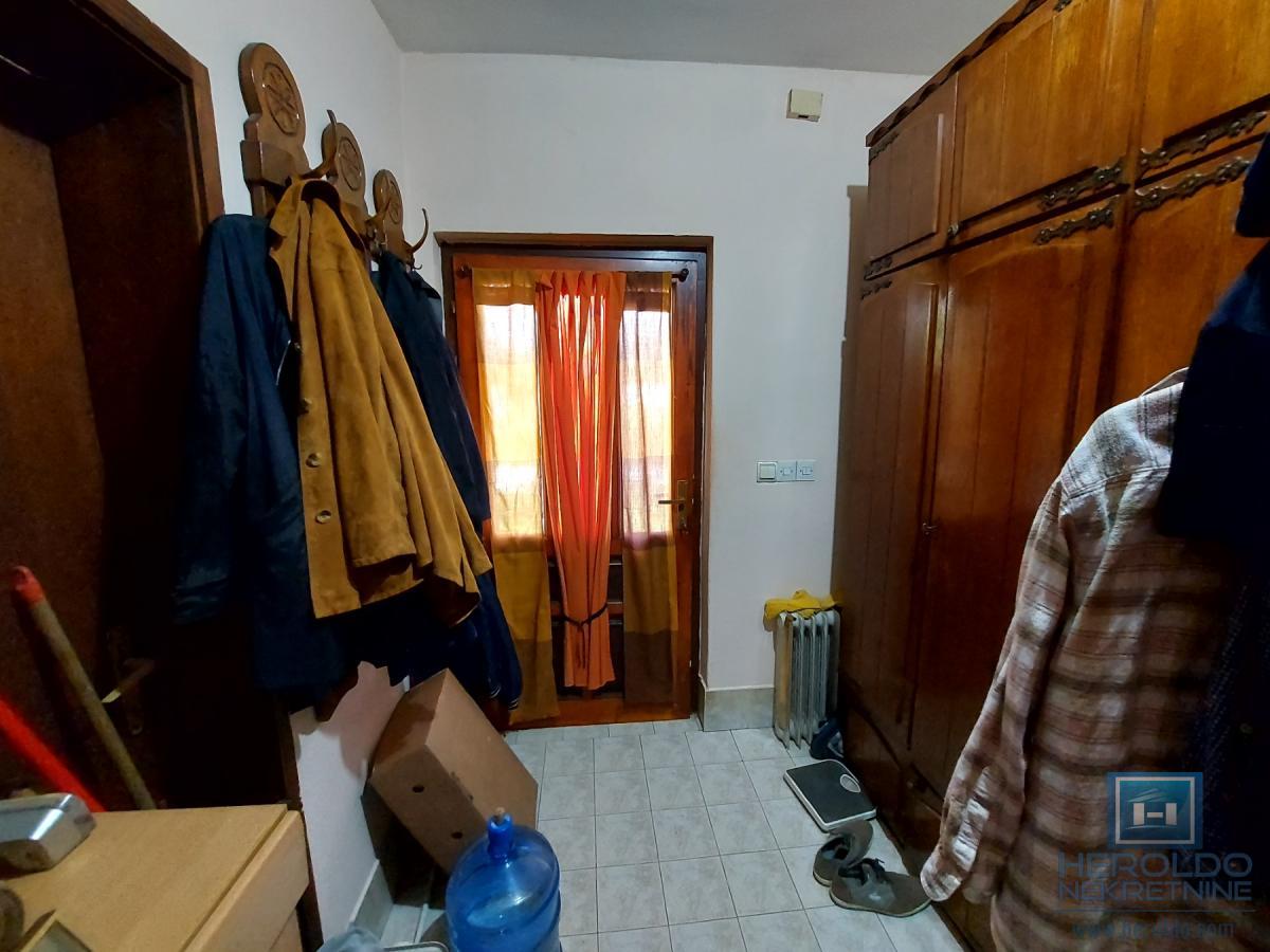 Kuća od 120m2 u naselju Kupusara na 7.39a placa 20