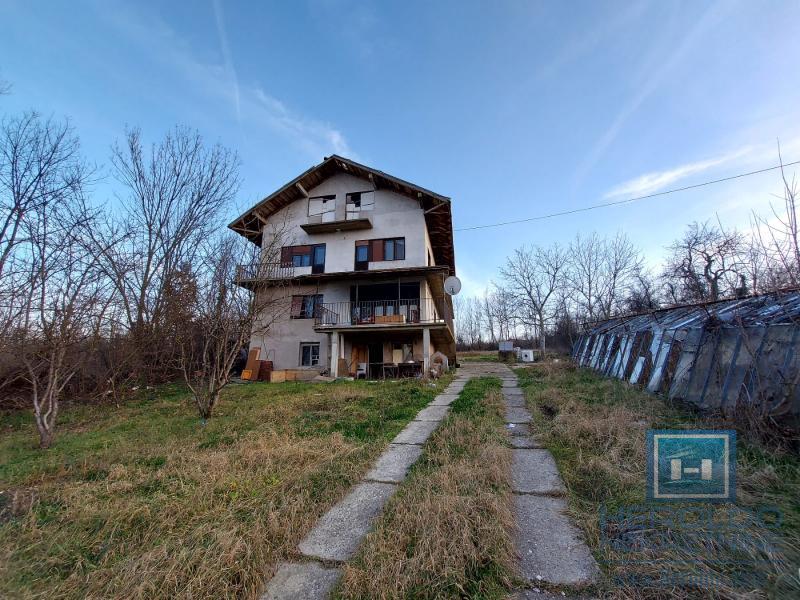 Seosko domaćinstvo – kuća preko 300 m² na placu preko 30 ari 2