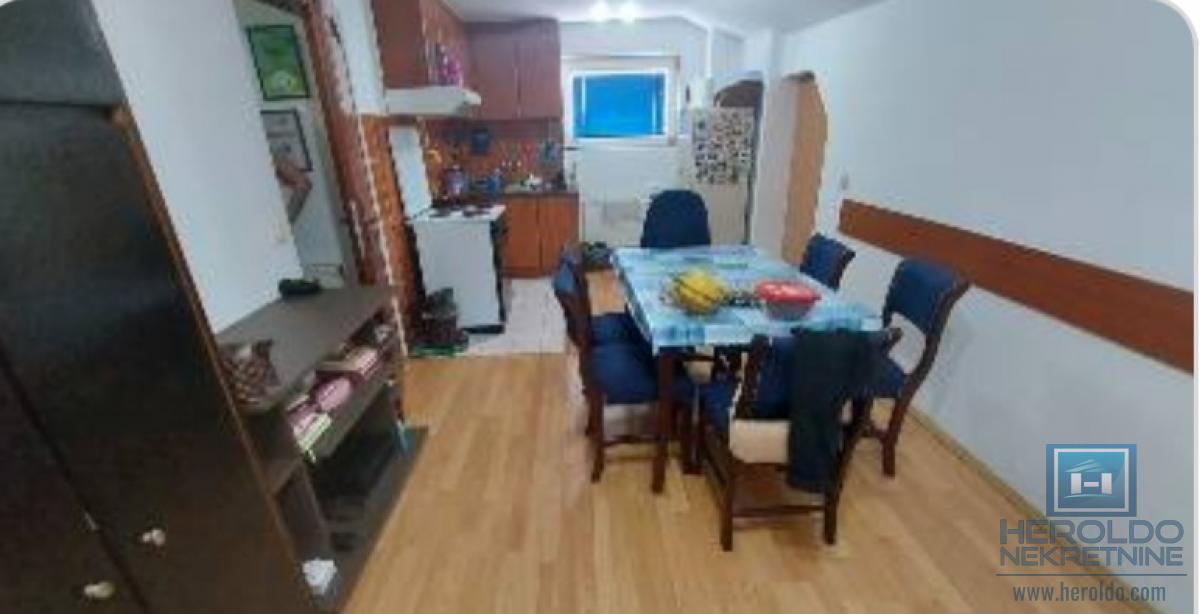 Kuća sa 4 zasebna stana kod Akva parka 12