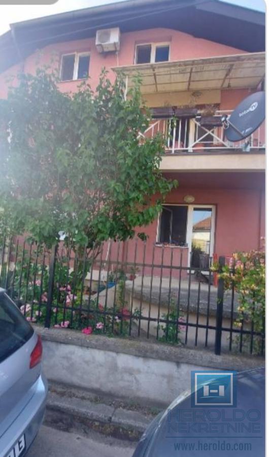 Kuća sa 4 zasebna stana kod Akva parka 33