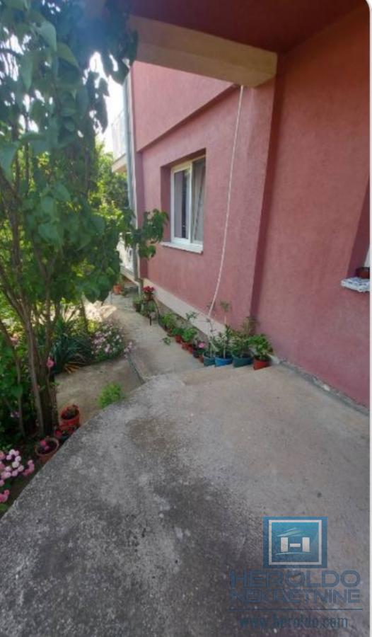 Kuća sa 4 zasebna stana kod Akva parka 18